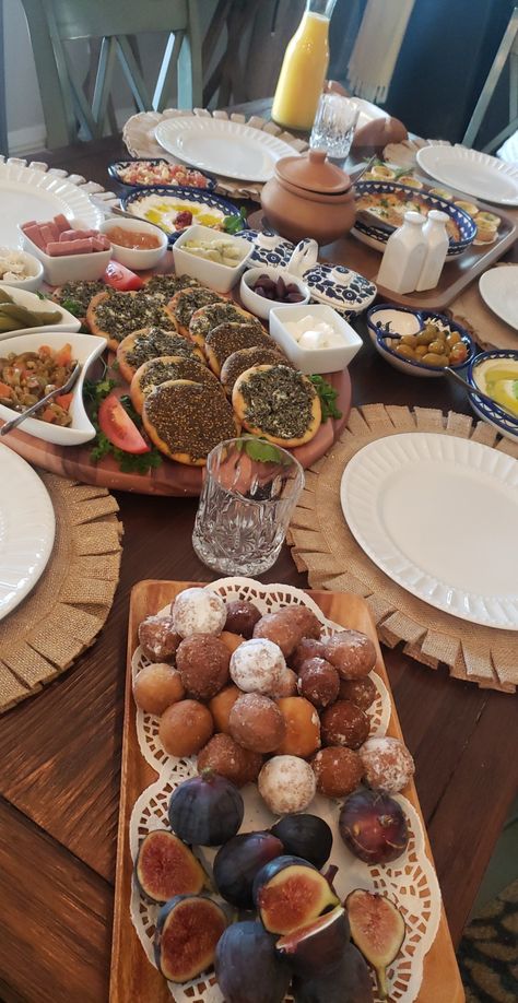 Arab breakfast Saudi Arabia Breakfast, Arab Brunch Ideas, Arabic Brunch Ideas, Syrian Breakfast Table, Arab Breakfast Aesthetic, Arabic Breakfast Ideas Table, Saudi Arabian Recipes, Arab Breakfast Ideas, Arab Food Aethstetic