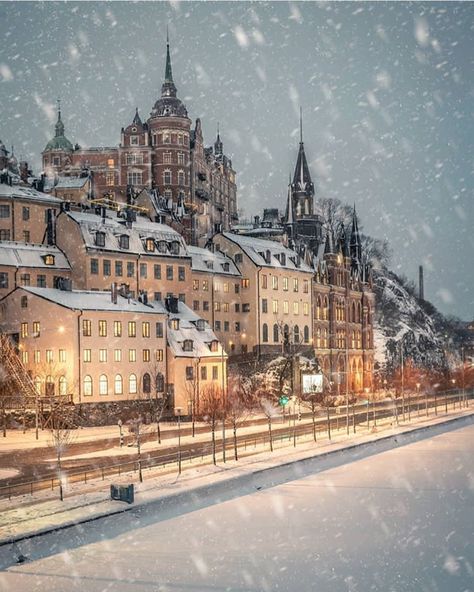 Stockholm Instagram on Instagram: “Mariaberget in the snow ❄️❤️ Lovely shot by @kjtsvensson 🙌 #stockholm_insta #sweden_images” Stockholm Winter Aesthetic, Stockholm Aesthetic Winter, Sweden Winter Aesthetic, Sweden Aesthetic Winter, Stockholm Snow, Stockholm Christmas, Stockholm Instagram, Winter Stockholm, Stockholm Winter