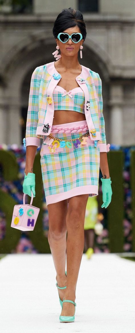 Nyfw 2022, Amber Aesthetic, Moschino Barbie, Moschino Fashion Show, Drag Clothing, Moschino Fashion, Candy Floss, Art Dress, Love Moschino