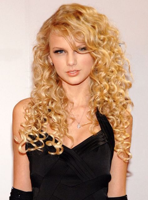 30 chart-topping songs from 2006 that will make you feel HELLA old Taylor Swift Curls, Taylor Swift Curly Hair, Young Taylor Swift, Taylor Swift Hair, Celebrity Beauty, Taylor Swift Pictures, Teen Vogue, Taylor Swift Style, Long Curly Hair