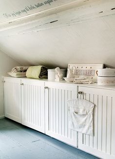 Storage For Sloped Ceilings, Teenage Attic Bedroom, Small Attic Bedroom, Ideas Armario, Attic Room Ideas, Playroom Closet, Attic Bedroom Storage, Slanted Walls, Sloped Roof