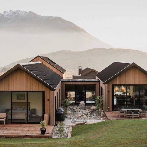 Mountain side. / Imagining going to bed and waking up to those views! A breathtaking family home built by @fixationbuilders… Modern Barn House, Wooden Houses, Shed Homes, Barn Style House, Eco House, Queenstown, Wooden House, House Goals, Maine House