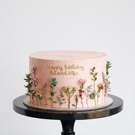 @lovejkaustralia on Instagram: “Check out this stunning cake! We so love the dainty flowers 🌸 @nanacakeboutique . . . . . . . . .  #cakes #cake #cakestagram #cutecake…” Cute Cake Designs For Boyfriend Birthday, 36th Birthday Cake, Aesthetic Flower Cake, Simple Floral Cake, Rustic Birthday Cake, Mini Torte, Korean Cake, Dainty Flowers, Simple Birthday Cake