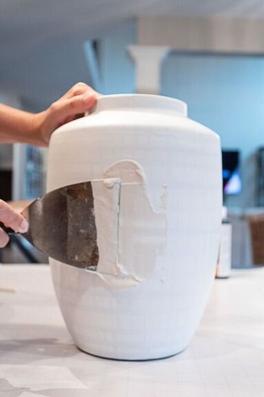 Find out how to create your own high-end pottery pieces with this easy DIY plaster vase tutorial. Plus get my best tips for working with plaster of paris. Hint, it’s tricky! This post contains affiliate links. Please see my full disclosure policy for more details. This project is one of my favorite topics of the month! It’s part of my Thrifty Thursday series where I team up with some other talented bloggers to show you how to make more of your home for less. Be sure to c… Uses For Plaster Of Paris, Diy Plaster Lamp, Diy Plaster Pot, Plaster Of Paris Vase Diy, Plaster Pots Diy, Diy Plaster Vase, Diy Textured Vase, Plaster Of Paris Crafts, Plaster Vase