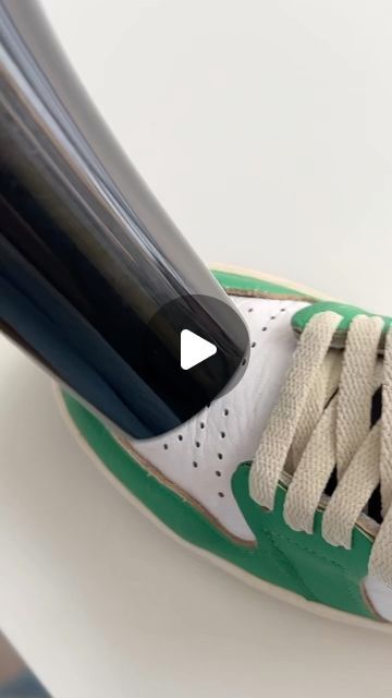 SNEAKRSJOE | 100% VERIFIED SNEAKERS 🤝 on Instagram: "Volg voor meer sneakerhacks ✅☺️" Cleaning Sneakers, Squeaky Shoes, Smelly Shoes, Shoe Hacks, Diy Clothes Hacks, Shoes Hack, Clothes Hacks, Paper Towel Roll Crafts, Folding Clothes