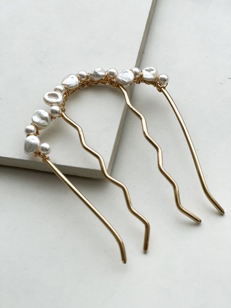 Pearl Hair Accessories, Pearl Comb, Pearl Hair Comb, Bridal Hair Pin, Wedding Lookbook, Pearl Hair Combs, 2025 Wedding, Hair Comb Accessories, Bridal Comb