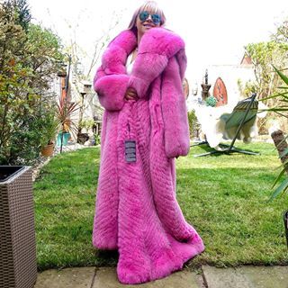 Lora Fox 🇬🇧 (@misslorafox) • Instagram photos and videos Shawl Collar Jacket, Pink Fur Coat, Fox Coat, Pink Fox, Fur Hood Coat, Fur Clothing, Long Coat Women, High Fashion Outfits, Exotic Fashion