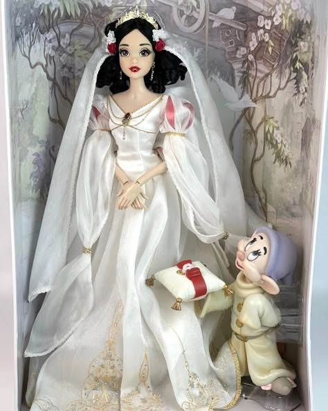 Disney Princess Doll Collection, Old Barbie Dolls, Snow White 7 Dwarfs, Snow White Doll, Barbie Collector Dolls, Disney Princess Dolls, Cute Sewing Projects, Disney Princess Pictures, Disney Favorites