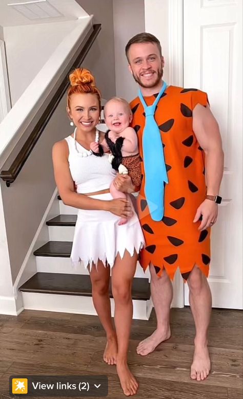 Best Halloween Costumes 2022, Fantasia Flinstones, Toddler Bee Costume, Flintstones Halloween Costumes, Family Costumes For 3, Matching Family Halloween Costumes, Flintstones Costume, Family Themed Halloween Costumes