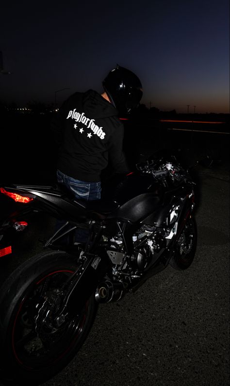 Biker Photoshoot Men, Biker Aesthetic Male, Bikes Aesthetic, Bike Fashion, Bike Gang, Biker Photos, Motorcycle Guy, Triumph Cafe Racer, Biker Photography