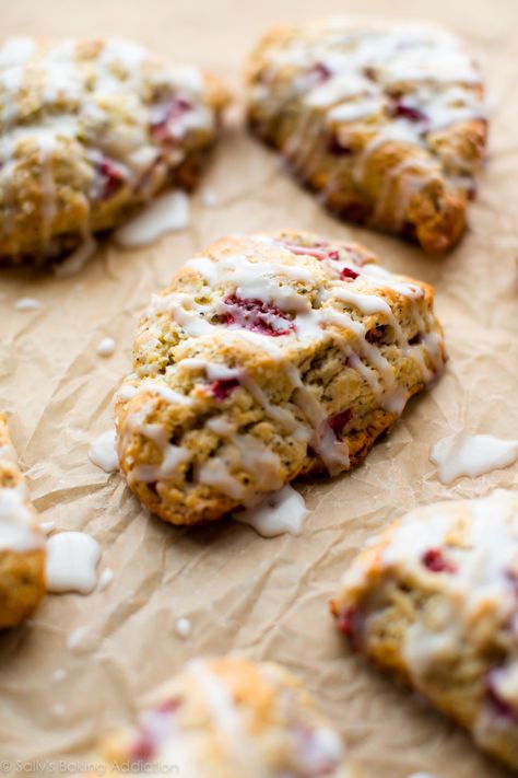 Strawberry Lemon Poppy Seed Scones - perfectly crumbly, soft interior, flaky crust, with tons of lemon and strawberry flavor! Recipe on sallysbakingaddiction.com Lemon Poppy Seed Scones, Breakfast Scones, Strawberry Scones, Lemon Icing, Lemon Blueberry Muffins, Sally's Baking, Lemon Poppy Seed, Blueberry Scones, Baked Treats