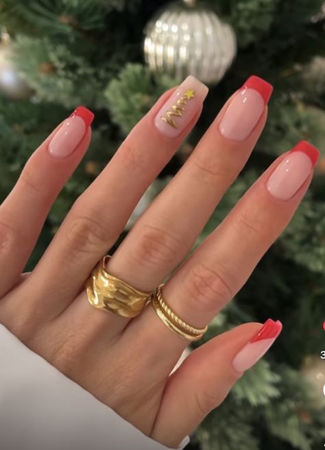 Nail Ideas Simple Christmas, Nails You Can Do Yourself, Cute Short Acrylic Nails Square Christmas, Simple Christmas Nail Designs Square, Xmas Nail Inspo 2023, Square Nail Designs Christmas, Short Square Nails Design Ideas Christmas, Easy Christmas Nails Acrylic, French Tip Santa Hat