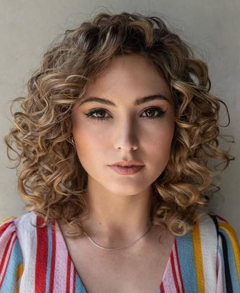 Medium Curly Hairstyle for Round Faces Hair Round Face, Natural Curly Hair Cuts, Curly Hair Photos, Medium Curly, Short Curly Haircuts, Medium Curly Hair Styles, Haircuts For Curly Hair, Round Face Haircuts, Curly Hair Inspiration