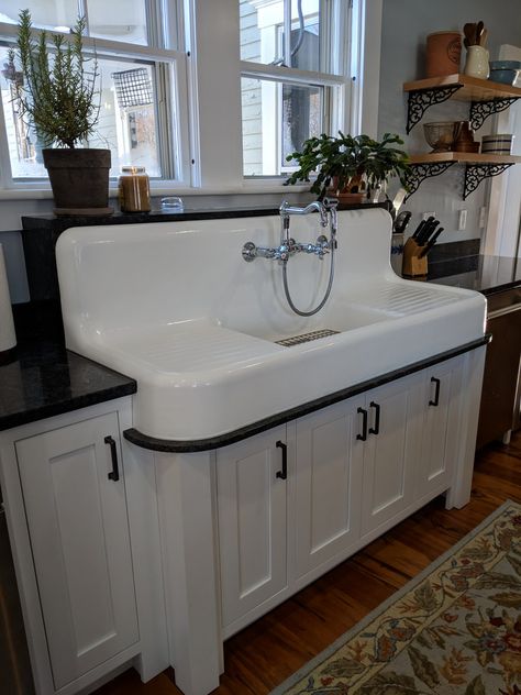 Garfield Kitchen, Antique Kitchen Sink, Barn Sink, Rustic Kitchen Sinks, Vintage Kitchen Sink, Vintage Farmhouse Sink, Old Farmhouse Kitchen, Kim House, 1940s Kitchen