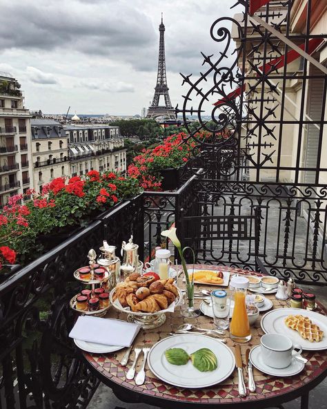 Desayuno en Paris Torre Eiffel Paris, Paris Breakfast, French Breakfast, The Balcony, The Eiffel Tower, Paris Travel, Travel Goals, Pretty Places, Travel Inspo