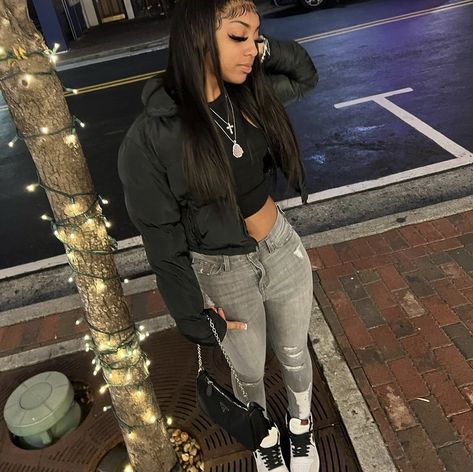 Crop Top Puffer Jacket Outfit, Cute Black Jean Jacket Outfits, Baddie Jacket Outfits, Black Women Outfit Ideas Winter, Cute Outfits With Puffer Jacket, Outfit Ideas With Puffer Jackets, Outfit Inspo Winter Black Women, Puffer Jacket Outfits For Women, Cropped Jean Jacket Outfit Black Women