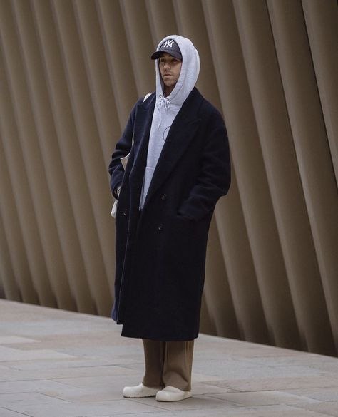 Men’s Long Black Coat Outfit, Men Black Trench Coat Outfit, Navy Overcoat Men Outfit, Fasion 2023 Winter, Overcoat Outfits Men, Oversized Coat Outfit, Cap Outfit Men, Daniel Simmons, Winter Wear For Men