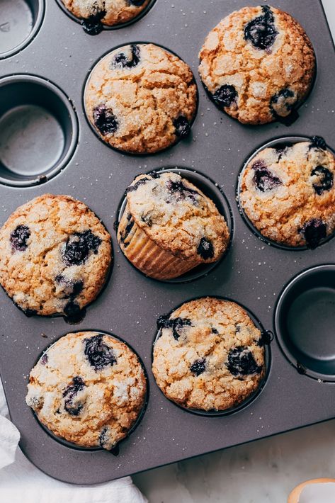 Perfectly tender and incredibly addicting! These gluten-free blueberry muffins have a sparkly sugar crust on top and are moist on the inside, just bursting with fresh blueberries! Healthy Carrot Cake Muffins, Cookies Sans Gluten, Gluten Free Blueberry Muffins, Pain Sans Gluten, Cookies Gluten Free, Muffin Recipes Blueberry, Inflammatory Diet, Gluten Free Muffins, Blueberry Recipes