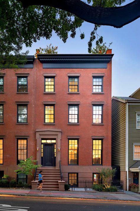 For a Brooklyn Heights Townhouse, a Divine Reinvention - The New York Times Brick Apartment, Nyc Brownstone, New York Townhouse, Nyc Townhouse, Townhouse Exterior, Apartment Exterior, Classical House, New Staircase, Nyc Real Estate