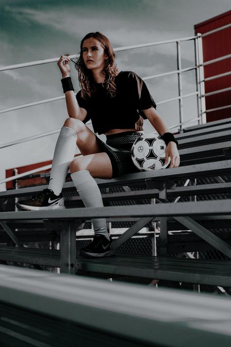 Soccer Team Ideas, Footballer Aesthetic, Soccer Illustration, Soccer Photo, Soccer Poses, Soccer Photos, Yearbook Photoshoot, Photography Gcse, Sport Vibes