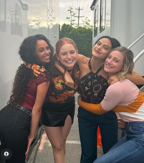 Style, Happy Camilla Mendes, Cheryl Blossom Riverdale, Riverdale Cole Sprouse, Riverdale Aesthetic, Cami Mendes, Betty And Jughead, Vanessa Morgan, Veronica Lodge, Riverdale Cast