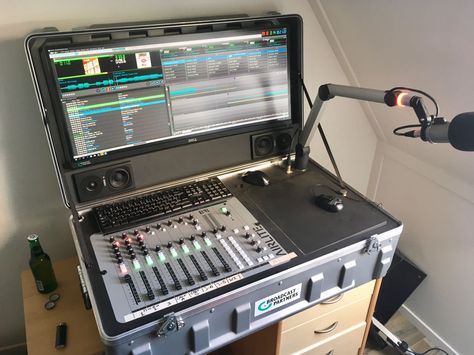 Portable D&R Studio Mobile Recording Studio, Audio Racks, Suitcase Speakers, Video Production Studio, Sound Booth, Radio Control Diy, Radio Studio, Home Recording Studio Setup, Recording Studio Setup