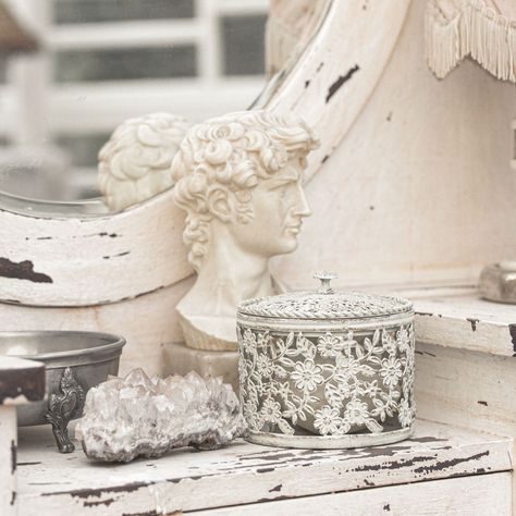 Ti piace lo stile shabby chic, l'ultima grande tendenza nell'arredamento casalingo e non sai come replicarlo? La buona notizia è che lo stile shabby non è davvero così difficile da mettere in piedi: ti basteranno poche decorazioni, un guato essenzialmente vintage, tanto legno e il gioco è fatto! Quest'articolo ti presenterà qualche idea interessante per arredare la tua casa nel perfetto stile shabby chic. Flea Market Style, Design Moda, Decor Shabby Chic, Shabby Vintage, Vintage Decor, Vintage House, Greek Statue, Shabby Chic, Statue