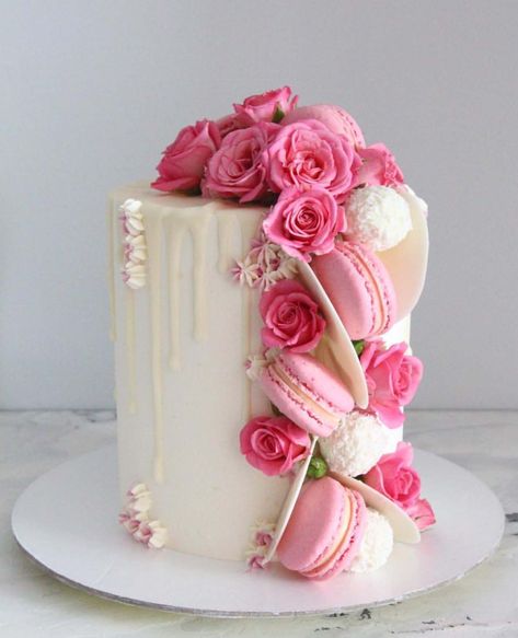 Beautiful white drip cake adorned with pink flowers and macarons | Drip cakes, Beautiful cakes, Rose cake Cake With Pink Roses, Macaron Dessert, Pink Cakes, Bday Dinner, Birthday Vibes, Food Decorations, 10 Birthday, Buttercream Flower Cake, Baking Recipe