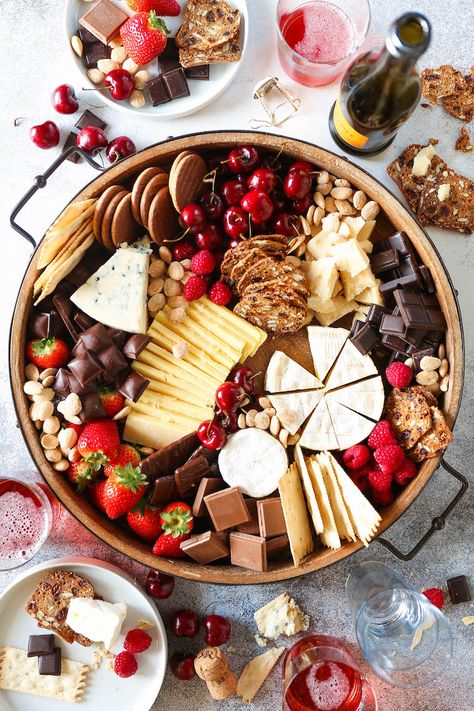 Dessert Cheese Board, Impressive Desserts, Dessert Spread, Charcuterie Inspiration, Chocolate Cheese, Charcuterie And Cheese Board, Cheese Dessert, Charcuterie Recipes, Chocolate Fruit