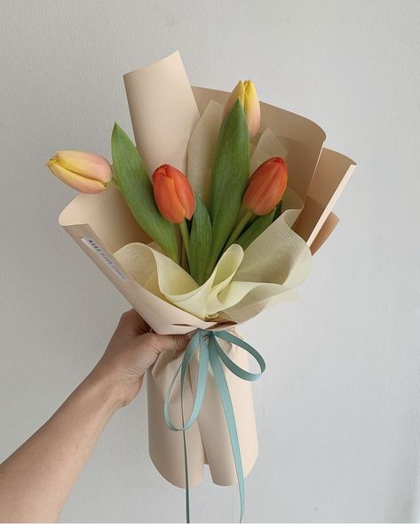 Paper Flower Bouquet Diy, Single Flower Bouquet, Luxury Flower Bouquets, Artsy Gift, Flower Bouquet Diy, Flower Gift Ideas, Boquette Flowers, Paper Bouquet, Tulip Bouquet