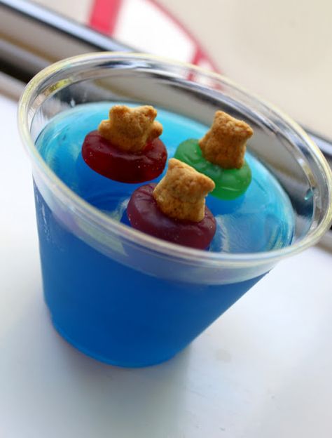 Juggling With Kids: Swimming Teddy Bears Snack.....I used to make cakes like this....cake around the outside, jello pool in the middle Life Saver Gummies, Bear Swimming, Pool Snacks, Blue Jello, Teddy Grahams, Pool Party Ideas, Preschool Snacks, Kids Treat, Summer Cooking