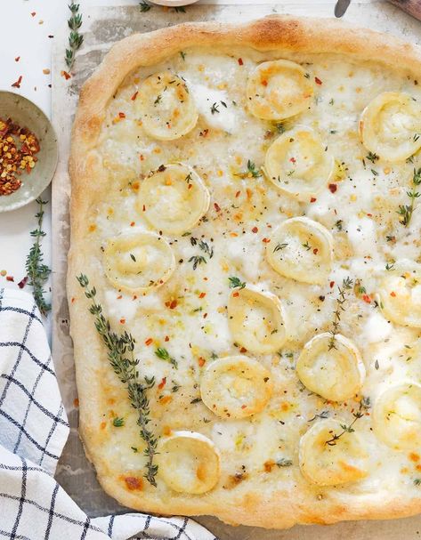 Goat Cheese Pizza Pizza Goat Cheese, Cheese Pizza Recipes, Goat Cheese Pizza Recipes, Gorgonzola Pizza, Tomato Pizza Sauce, Goat Cheese Pizza, Mozzarella Pizza, Cheese Log, Crispy Pizza