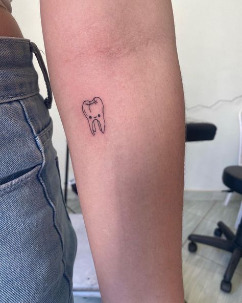 dentinho feliz Tattoos For Dentists, Dentistry Tattoo Ideas, Tooth Tattoo Ideas Dental, Small Tooth Tattoo, Dental Tattoo Ideas Dentists, Dentistry Tattoo, Dental Tattoo Ideas, Dentist Tattoo, Tooth Tattoo Ideas