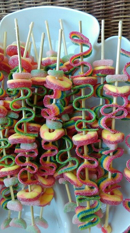 Gummy Candy Kabobs, Market Day Ideas, Rodjendanske Torte, Candy Kabobs, Sweet Sixteen Birthday Party Ideas, 17th Birthday Ideas, Sleepover Food, Party Food Platters, Pool Birthday Party