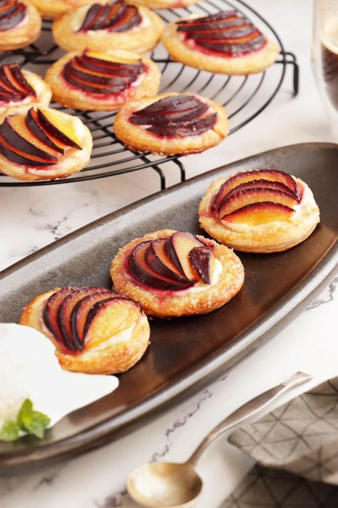 Plum Pastry, Plum Puff Pastry, Plum Traybake, Plum Tarte Tatin Recipe, Puff Pastry Plum Tart, Plum Dessert, No Bake Summer Desserts, Tartlets Recipe, Plum Recipes