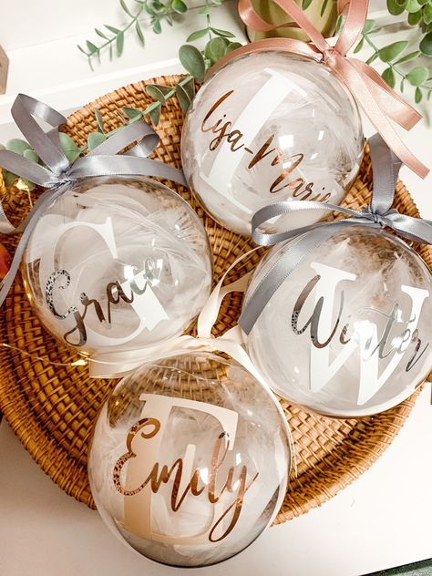 Christmas Decor Trends, Cricut Christmas Ideas, Idee Cricut, Xmas Baubles, Personalised Christmas Baubles, Cricut Christmas, Silver Christmas, Cricut Creations, Personalized Christmas Gifts