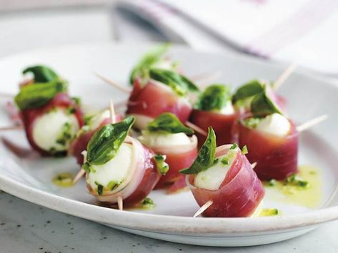 Modern Australian canapes to serve as appetisers and finger food at your next dinner party. Recipes include smoked salmon blinis & roast beef croutes. Smoked Salmon Blinis, Gastro Bar, Christmas Finger Foods, Fruit Buffet, Finger Food Recipes, Prosciutto Recipes, Sweet Cheese, Canapes Recipes, Wedding Snacks