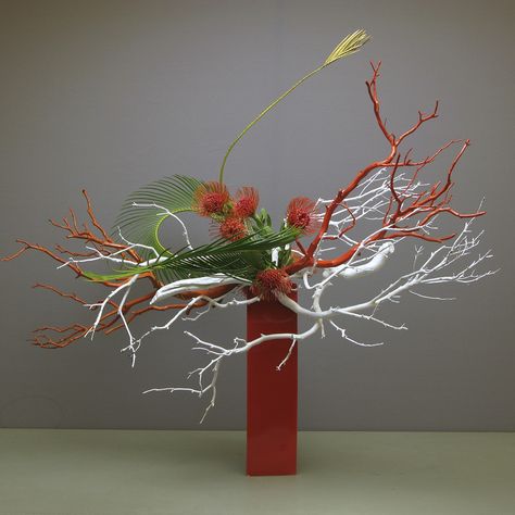 Fire And Ice Roses, Contemporary Flower Arrangements, Ikebana Sogetsu, Floral Art Arrangements, Modern Floral Arrangements, Floristry Design, Sogetsu Ikebana, Unique Floral Arrangements, Corporate Flowers