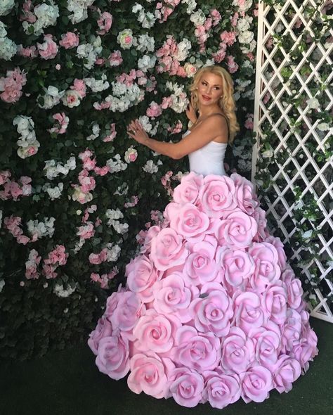 Large Paper Flowers Diy, Recycled Dress, Paper Flower Art, Diy Wedding Dress, Umbrella Wedding, Large Paper Flowers, Paper Flower Backdrop, Giant Flowers, Giant Paper Flowers