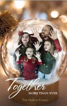 Funny Office Christmas Cards Photo Ideas, Funny Christmas Family Photo Ideas, Christmas Card Inspiration Photo Family, Funny Christmas Card Pictures, Fun Family Christmas Cards, Christmas Card Funny Family, Funny Family Christmas Card Ideas, Funny Christmas Card Ideas For Families, Funny Christmas Card Photos