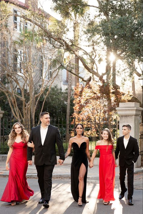 Formal Family Outfit Ideas, Fancy Holiday Family Photos, Fancy Holiday Family Pictures, Formal Christmas Photos, Glam Family Photoshoot Outside, Elegant Christmas Family Photos, Formal Christmas Card Pictures, Fancy Family Christmas Pictures, Elegant Family Photos