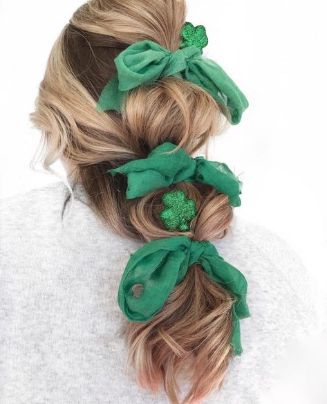 Another of the top hairdos to show your Irish pride this St Patrick's Day is to tie it in green bows and shamrock clips. Shamrock Hair, Rainbow Braids, St Patrick's Day Outfit, Birthday Hair, Irish Pride, Braids With Extensions, Work Hairstyles, Green Bows, Elegant Updo