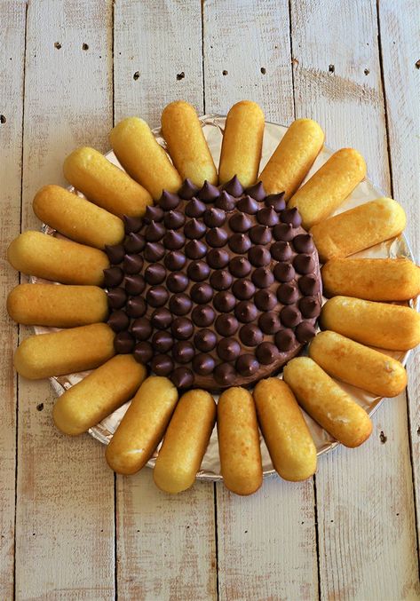 Sunflower Cake Ideas, Sunflowers Birthday, Sunflower Birthday Cakes, Sunflower Ideas, Twinkie Cake, Easy Weekly Meals, Sunflower Birthday Parties, Sunflower Cake, Sunflower Theme