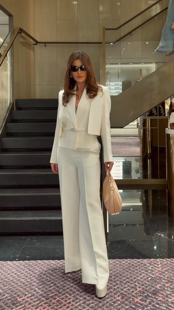 Claudia Aesthetic, Corporate Fits, Colorfull Style, Ootd Work, Corporate Attire Women, Outfit Elegante, Woman In Suit, Cream Trousers, Business Attire Women