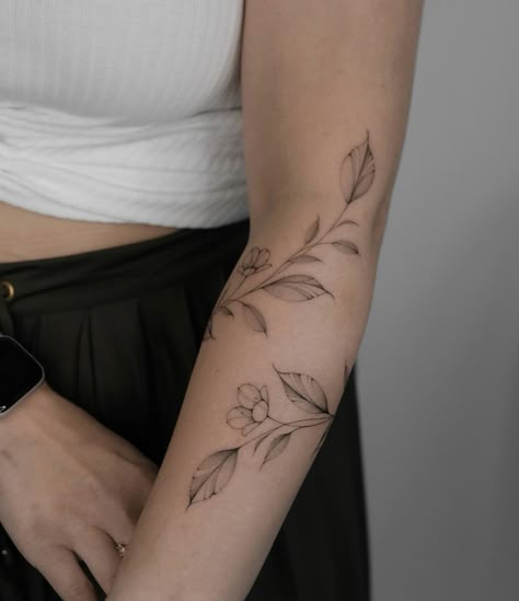 Coverup Wrist Tattoos For Women, Arm Wrap Tattoo, Wrap Around Wrist Tattoos, Around Arm Tattoo, Wrap Around Tattoo, Flower Tattoo Ideas, Small Girly Tattoos, Wrap Tattoo, Floral Tattoos