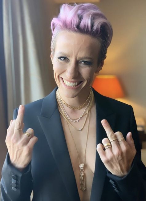 Megan Rapinoe, Usa Soccer Women, Celebrity Faces, Long Pixie, Womens Soccer, Wedding Hair And Makeup, Girls Life, Long Hair Cuts, Female Athletes