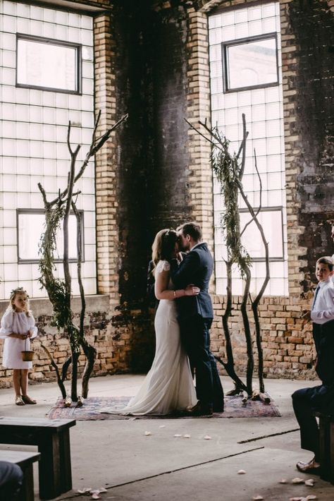 Mélange de styles  : naturel et industriel Branch Arch Wedding, Wedding Branches, Industrial Wedding Venues, Wedding Arbour, Warehouse Wedding, Wedding Ceremony Backdrop, Brick Walls, Fantasy Wedding, Ceremony Arch