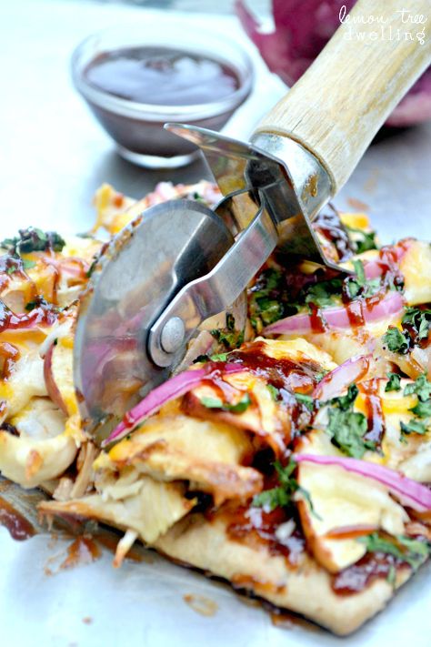 BBQ Chicken Apple Pizza - a delicious fall twist on a classic! Apple Pizza, Perfect Pizza Dough, Chicken Apple, Apple Chicken, German Potato, Bbq Pizza, Chicken Pizza, Best Chicken Recipes, Lemon Tree