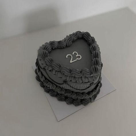 Birthday Cake Aesthetic Black, Black Birthday Cake, Gothic Birthday Cakes, Birthday Cake Black, Dark Cake, Birthday Cake Aesthetic, Bolo Vintage, Cake Aesthetic, Korean Cake