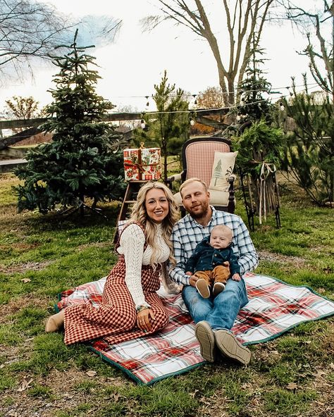 Merry Christmas from our fun family farm photo shoot for our a Christmas photos! Was it cold and windy? Yes! What I covered in dirt and pine needles planting these tres from the wood in the cow pasture? Yes! But it was all SO WORTH IT! Memories are the best! Sharing all the outfits deets below friends! I hope you have the best making Christmas memories too 🎄❤️ Comment SHOP below to receive a DM with the link to shop this post on my LTK ⬇ https://liketk.it/4ZD9B #ltkholiday #ltkseasonal #... Family Farm Photos, Christmas Family Photo Ideas, Itty Bitty Farmhouse, Farmhouse Christmas Trees, Christmas Decor Cozy, Family Christmas Photos, Cow Pasture, Memories Last Forever, Christmas Styling